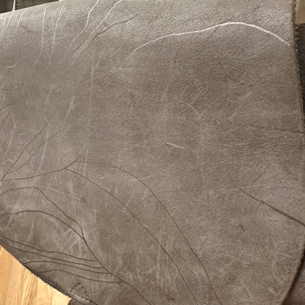 Ona Villier Leather Crossover Bag in Grey with fine Metallic painted strokes - Picture 3 of 8